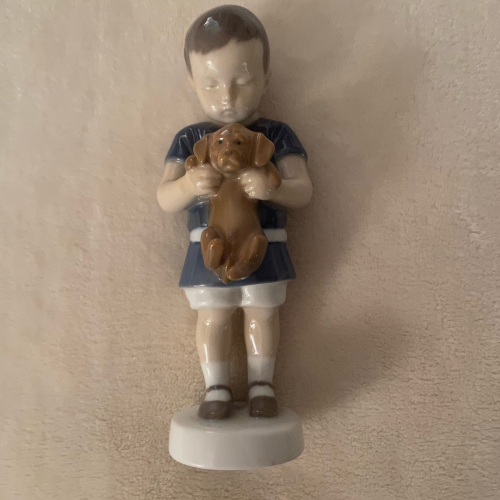 B & G boy, holding puppy dog